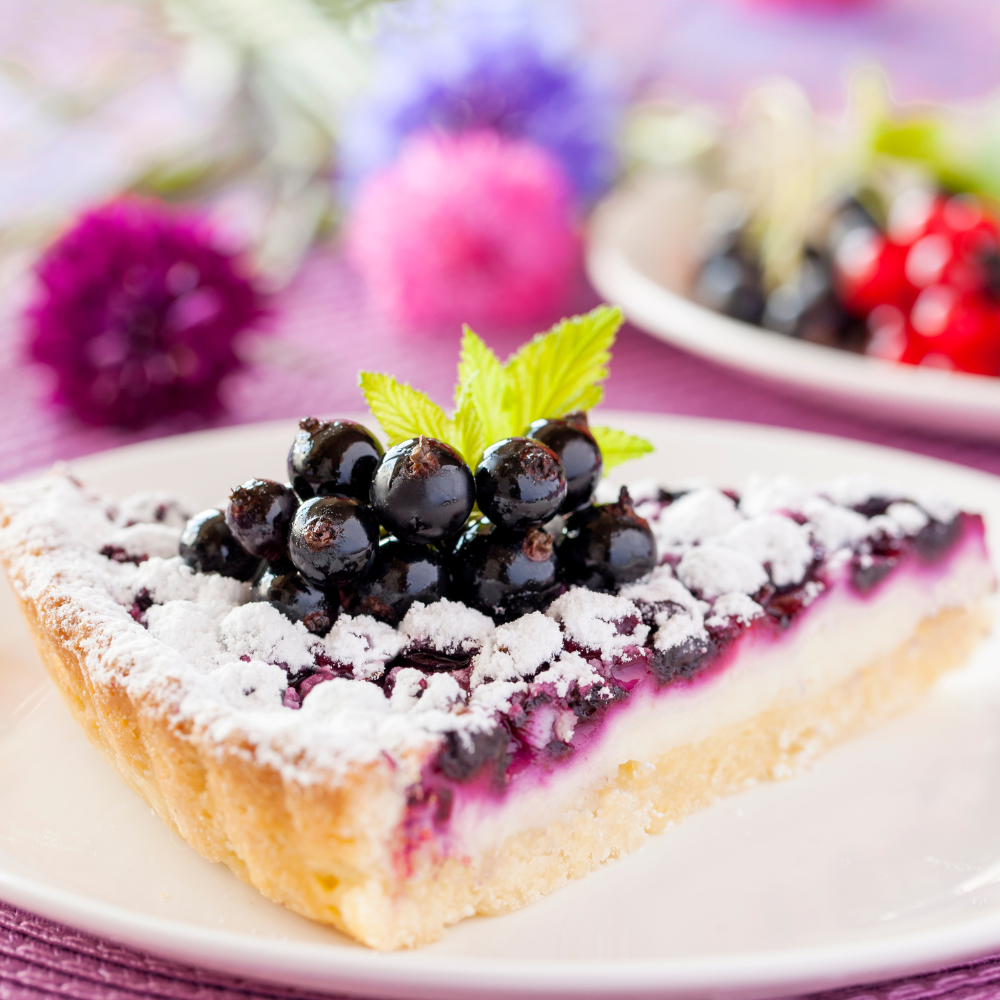 Savoureuse tarte dessert préparée avec des cassis Andega bien frais