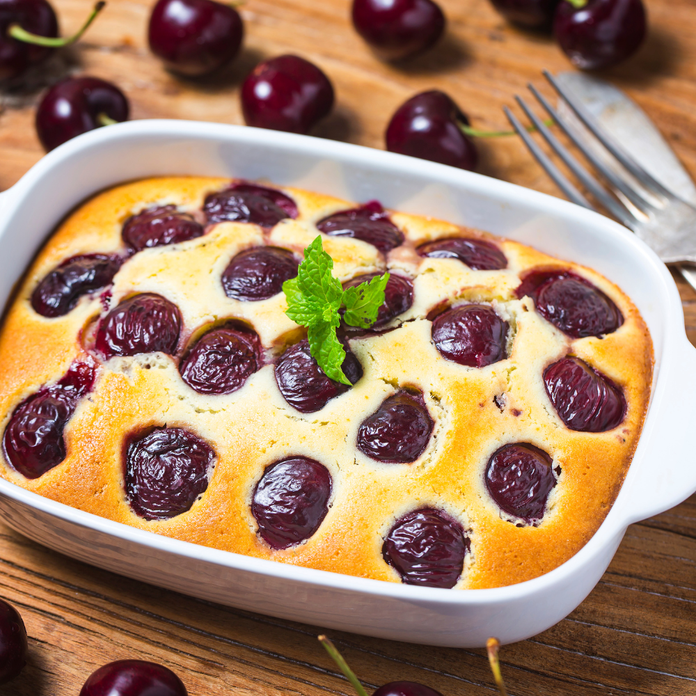 Savoureux dessert clafoutis préparé avec des cerises Kordia fraîchement cueillies