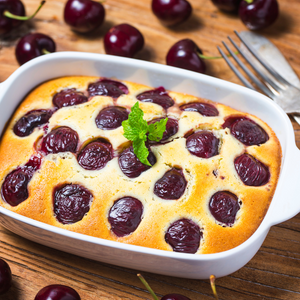 Savoureux dessert clafoutis préparé avec des cerises Kordia fraîchement cueillies