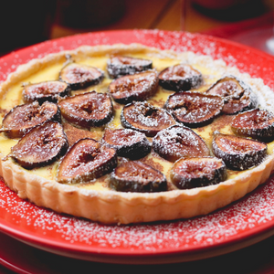 Délicieux dessert tarte préparée avec des figues Violette de Solliès bien fraîches