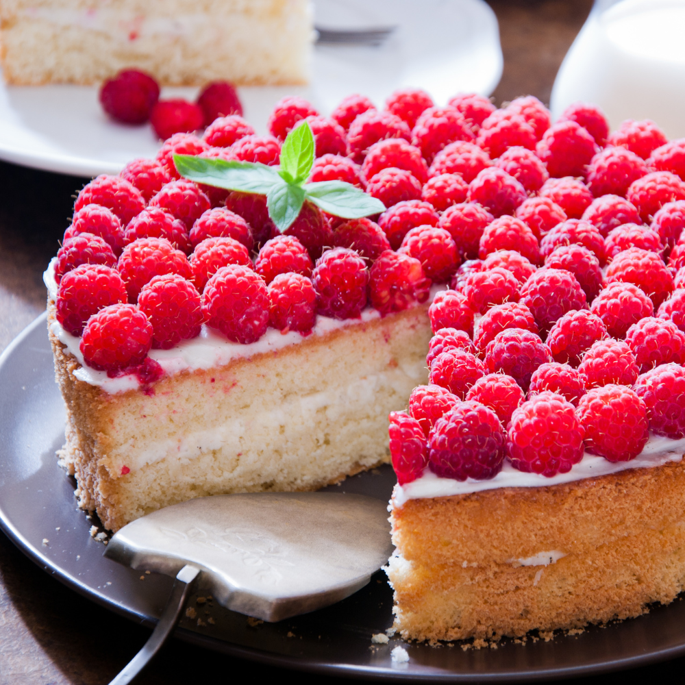 Savoureux gâteau dessert préparé avec des framboises Heritage bien fraîches
