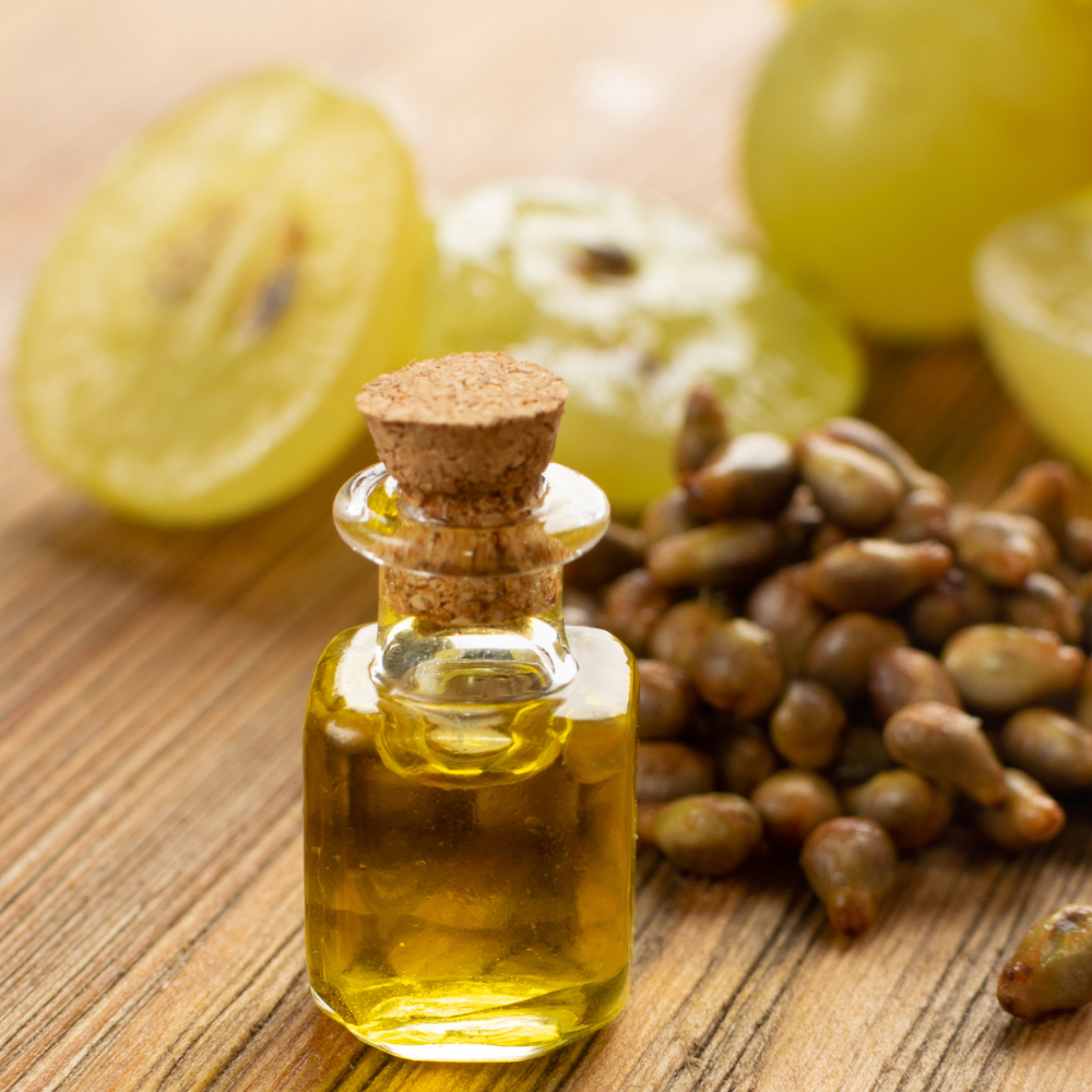 Huile de pépins de raisin Chasselas Doré, riche en antioxydants et vitamines, idéale pour sublimer les plats avec son goût délicat et léger. Parfaite pour l’assaisonnement de salades ou pour des soins de beauté naturels, grâce à ses propriétés hydratantes.