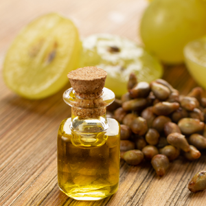 Huile de pépins de raisin Chasselas Doré, riche en antioxydants et vitamines, idéale pour sublimer les plats avec son goût délicat et léger. Parfaite pour l’assaisonnement de salades ou pour des soins de beauté naturels, grâce à ses propriétés hydratantes.